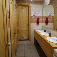 洗面所。左側の扉内部にはトイレ、奥の扉内部はシャワー室。