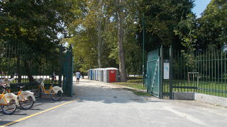 スフォルツェスコ城の北西にある広大な公園です。