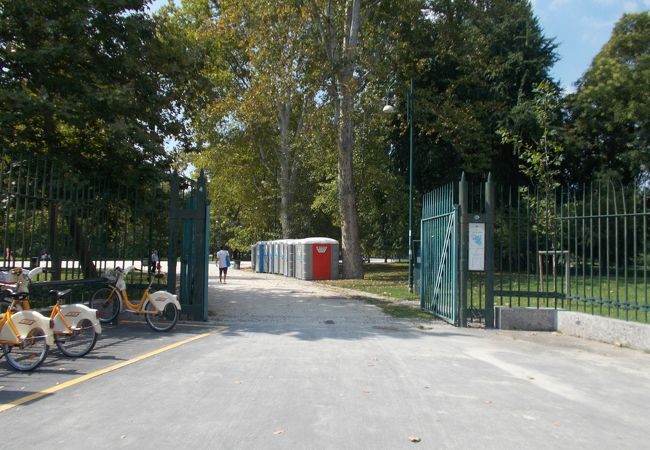 スフォルツェスコ城の北西にある広大な公園です。