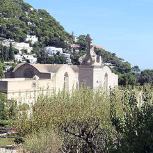 堂々とした造りのサンジャコモ修道院