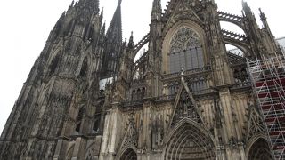 曇り空の下のケルン大聖堂