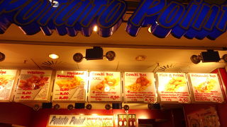 駅の中に多数の店舗があり、便利。