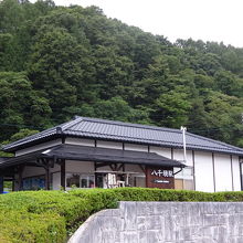 八千穂駅の目の前にあります