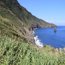 黒が印象的な海岸です