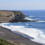 真っ黒い砂浜、湘南の比じゃないです！