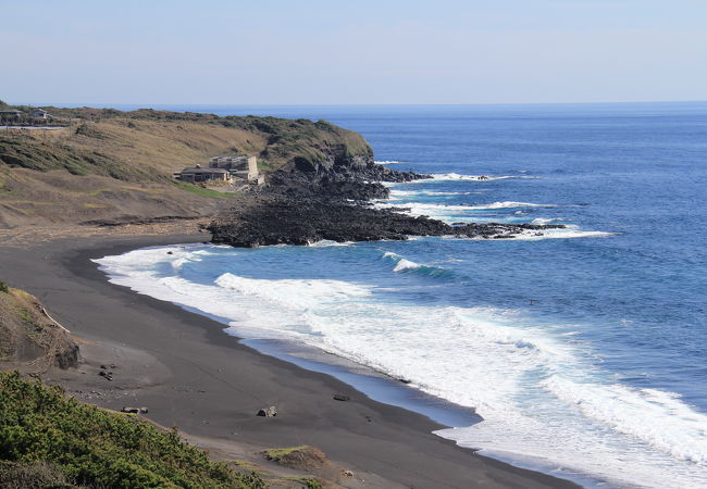 真っ黒い砂浜、湘南の比じゃないです！