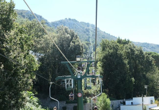 途中景観も楽しめるカプリ島リフト