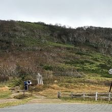 登山名簿に記帳する登山者