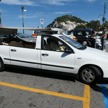 カプリのタクシーはオープンカー