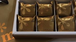 パッケージが可愛いパイナップルケーキ