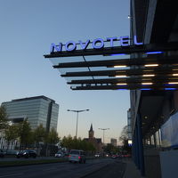 ホテルの正面にはクランホイザーが見えます