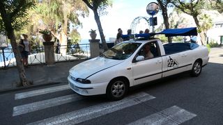 アナカプリのバス停付近でユニークなタクシーに出会えます