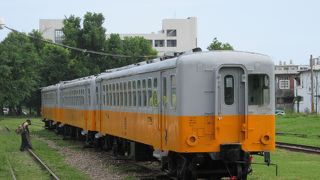 広いヤードと動態保存のディーゼル車。