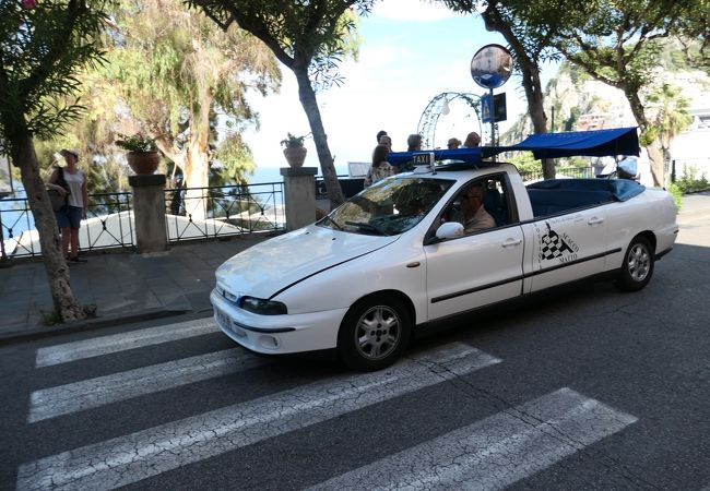 アナカプリのバス停付近でユニークなタクシーに出会えます