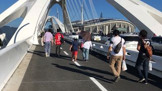 手前の橋から、近未来的ですね！