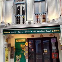 緑色のドアが入口。オートロックになっています。