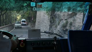 絶壁断崖道路を果敢に進む小型バス