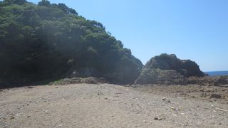 洞窟の近くまで下りていけました