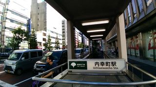 周囲にはオフィス街や飲食店がいっぱいありいつも賑わっています