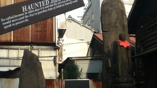 古い民家の隣にある