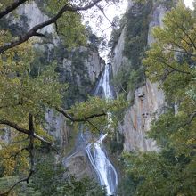 「銀河の滝」の右側の切立つ岩が不動岩です。