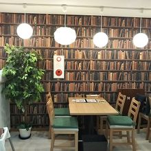 店内は割とゆったりとした雰囲気で悪くない