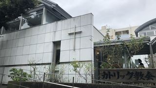 柘榴坂の上にあります