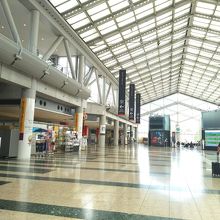 東館方面行く左手にお土産屋さんがあります