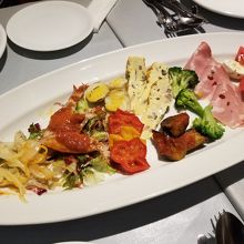 ボリューム満点の前菜盛り合わせ