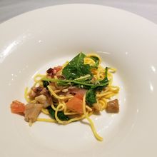 3人分に分けられたパスタ