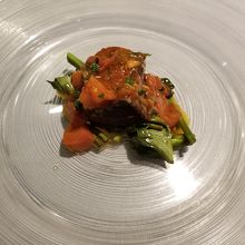 3人分に分けられた牛肉グリル