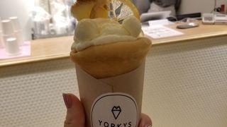 阪急三番街にある行列のクレープやさん