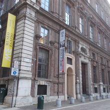 エジプト博物館の入り口は左手の通りにあります。