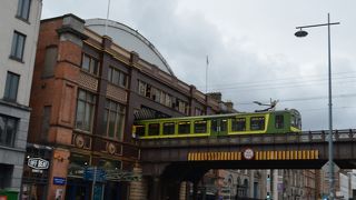 市街中心部を高架鉄道が走っているのは、面白い光景です