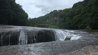 120段の階段を降りて行きます。