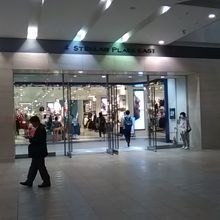 イースト１階のエレベーターは、この中にあります