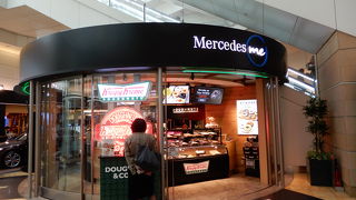 ベンツのショールームでしょうか