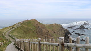 先端までは急な階段が