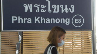 ＢＴＳプラカーノン駅の周辺は、新旧時代の歴史が混在している街です。