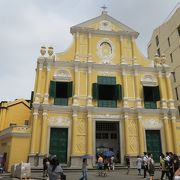 控え目な美しさの聖ドミニコ教会がある広場