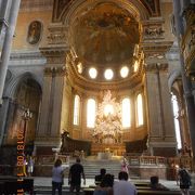 聖ジェンナーロを祀った大聖堂は見事