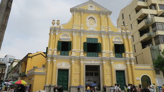 控え目な美しさの聖ドミニコ教会がある広場