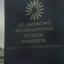 プラカーノン駅の北には、シンガポールの外国人学校があります。