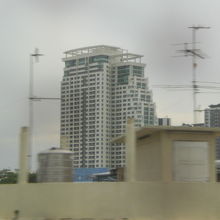 プラカーノン駅の周辺の開発の一例となる高層ビルが見られます。