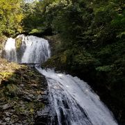 自然に包まれて 八重滝を歩く