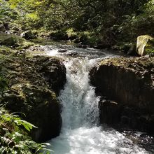 幾重にも落ちる滝の数々