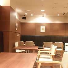 遅くなると奥のテーブル席はがらがら。