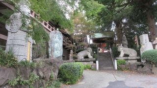 石像がたくさん建っています