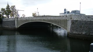 コンクリート製のアーチ橋です