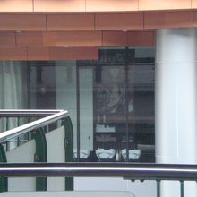 オンヌット駅のホームから見たプレジデントホテル横の建物です。